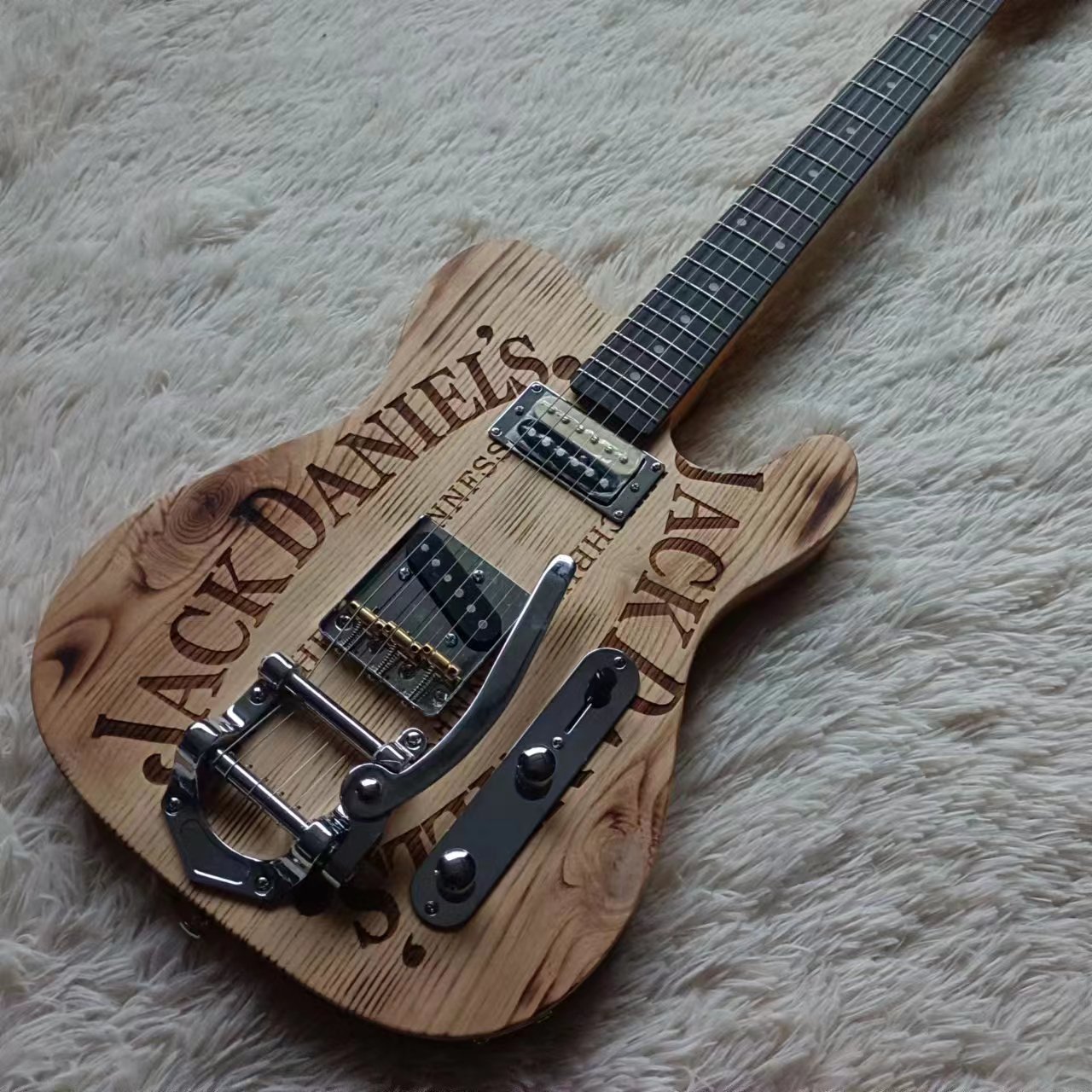 Bass Guitar Fretless - Chińska fabryka produkuje 6-strunowe gitary w
