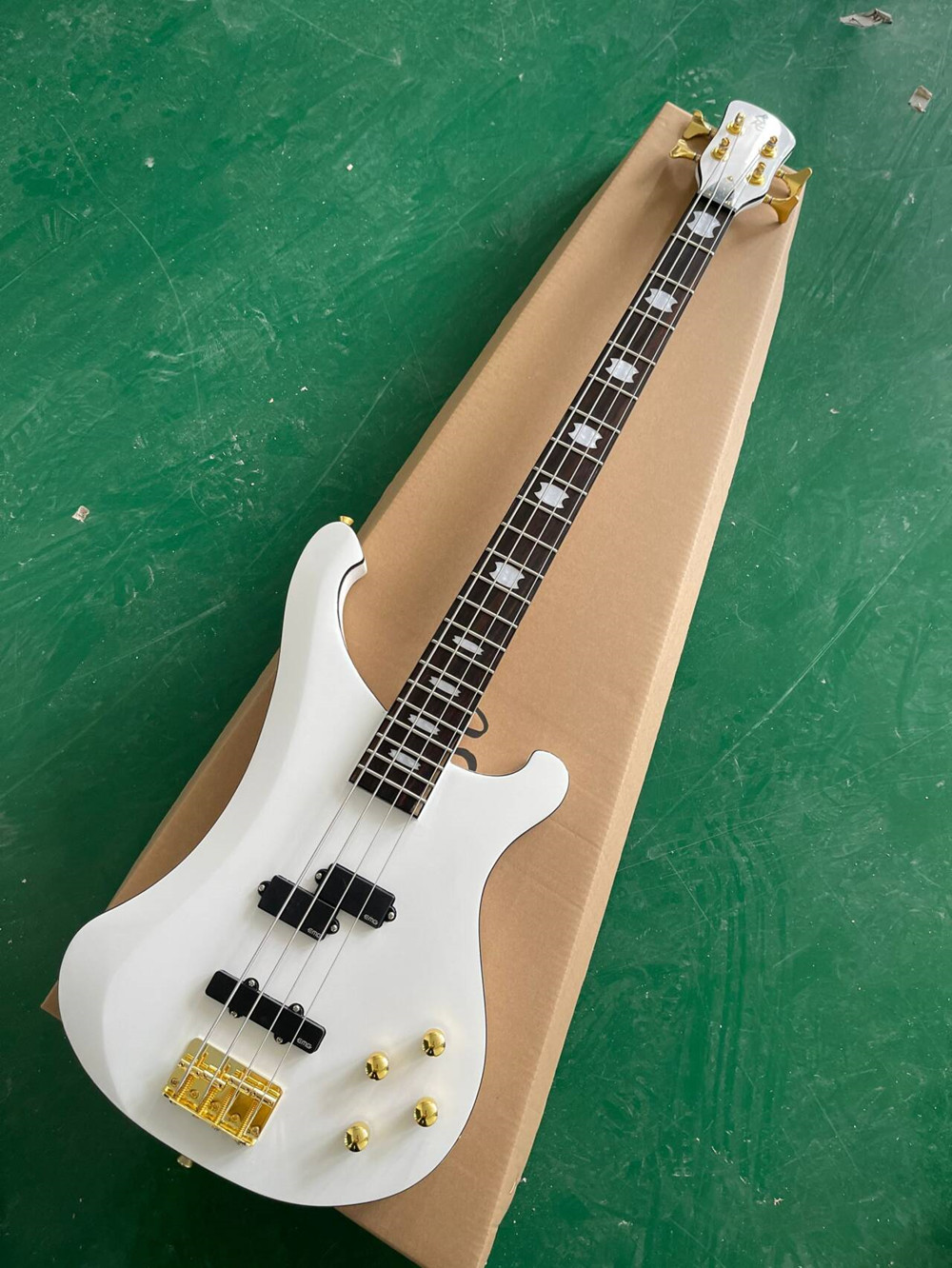 Biała 4-strunowa gitara basowa – Bass Guitar Fretless recenzja i cena