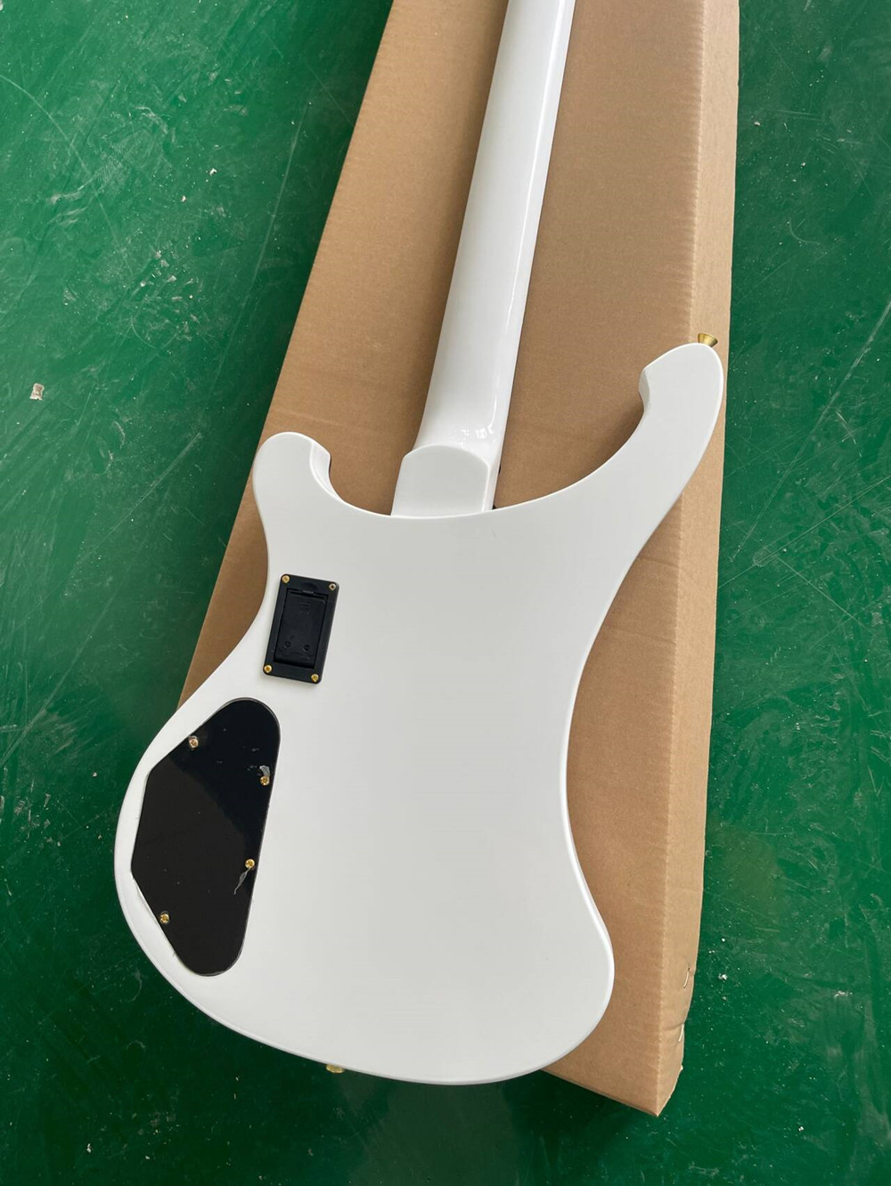 Biała 4-strunowa gitara basowa – Bass Guitar Fretless recenzja i cena